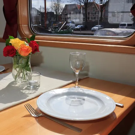 Отель Hotelboat Fleur 2*